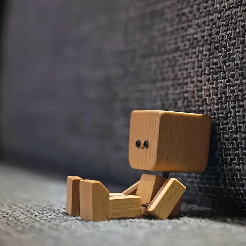 Charmante kleine Holzfigur. die mit 12 magnetischen Ausdrücken schwankt
