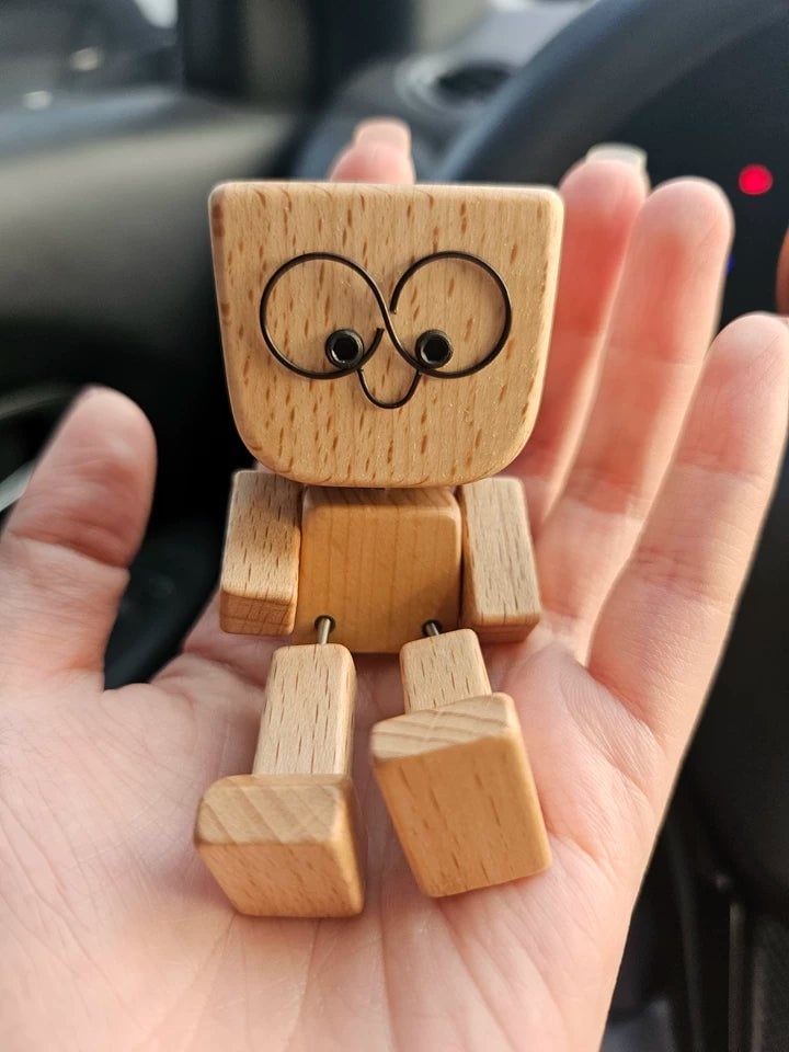 Charmante kleine Holzfigur. die mit 12 magnetischen Ausdrücken schwankt