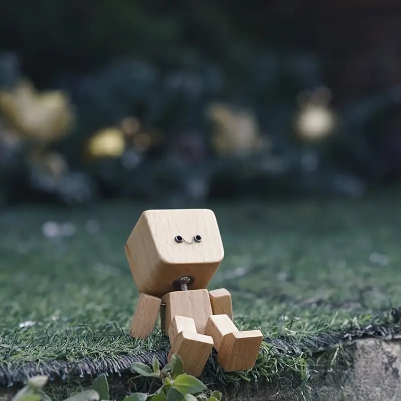 Charmante kleine Holzfigur. die mit 12 magnetischen Ausdrücken schwankt