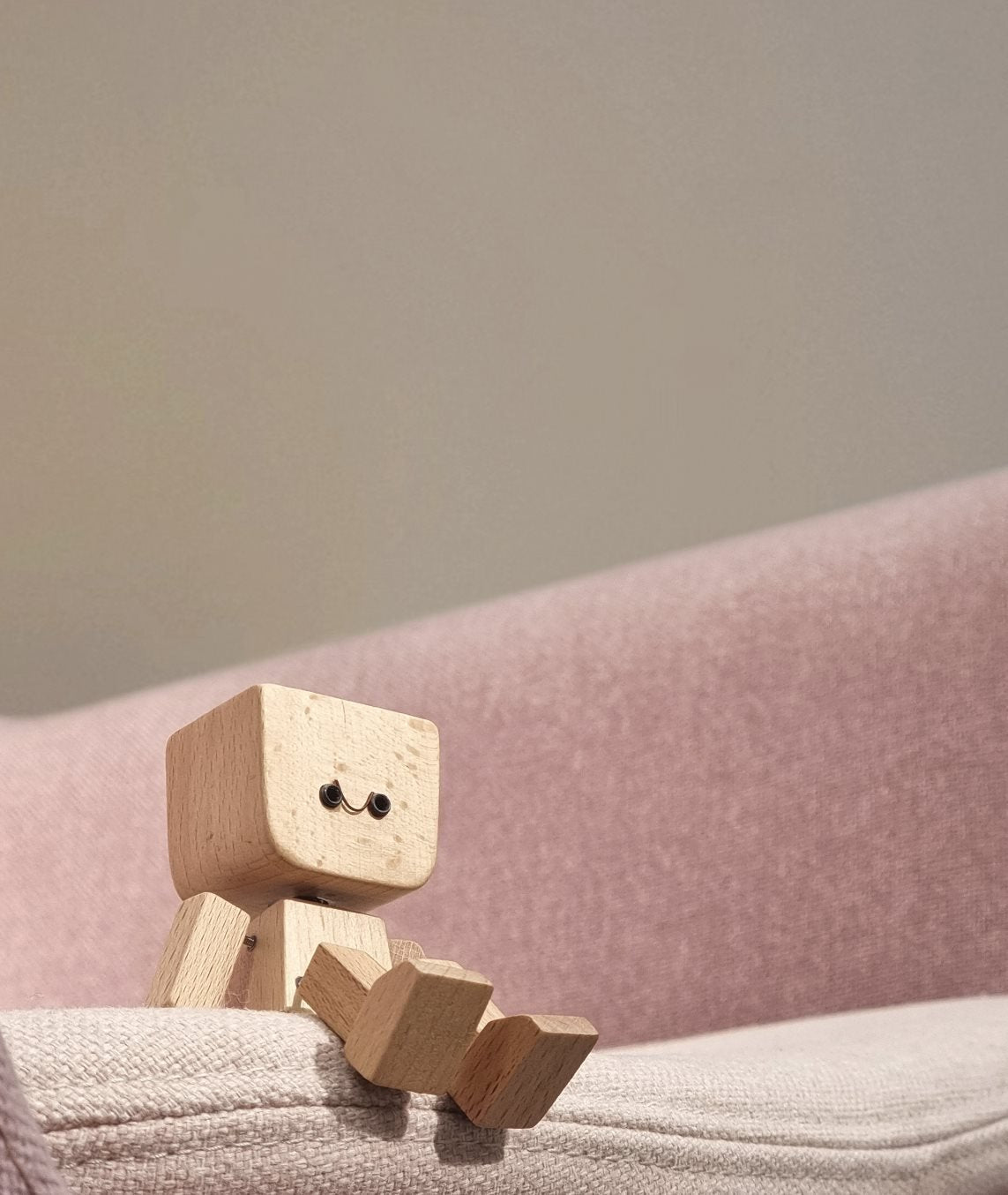 Charmante kleine Holzfigur. die mit 12 magnetischen Ausdrücken schwankt