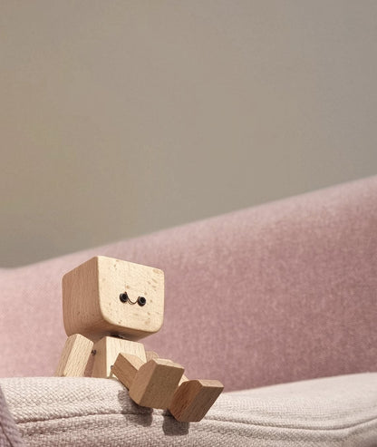 Charmante kleine Holzfigur. die mit 12 magnetischen Ausdrücken schwankt