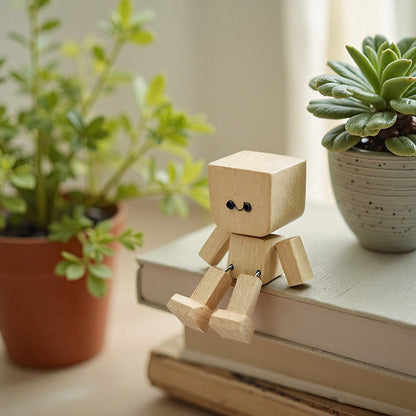 Charmante kleine Holzfigur. die mit 12 magnetischen Ausdrücken schwankt